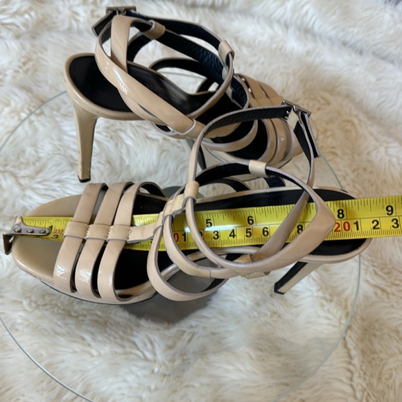 Saint Laurent Paris Bianca
Beige Patent Leather Sandals - Picture 12 of 12